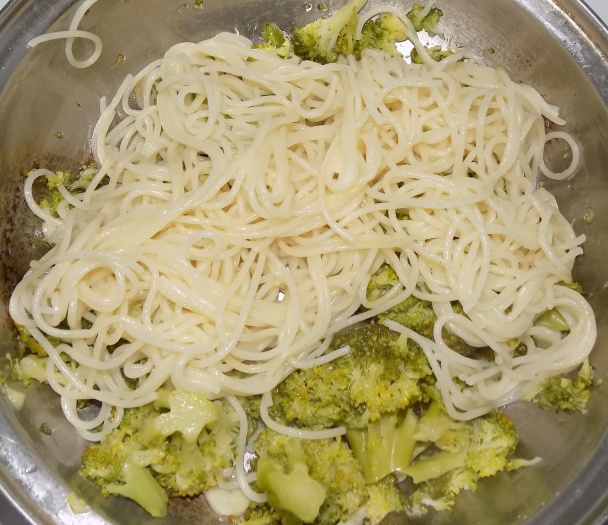 Špagety s brokolicou a salámou (fotorecept) - obrázok 3