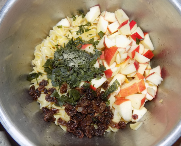 Cestovinový šalát s jablkami a mandľami (fotorecept) - obrázok 3