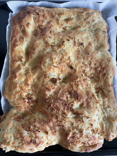 Slaný cesnakový koláč k polievke alebo vínku - obrázok 4