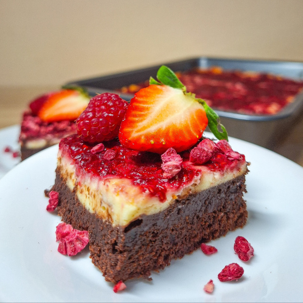 Brownie cheesecake s malinami - obrázok 9