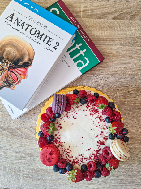 Torta s lesným ovocím a lemon curd - obrázok 12