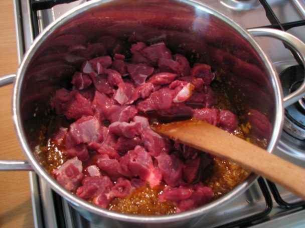 Hovädzí guláš s hubami (fotorecept) - obrázok 3