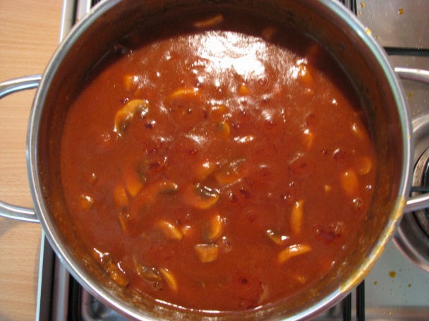 Hovädzí guláš s hubami (fotorecept) - obrázok 7