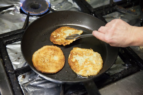 Zemiakové placky s pečeňou a paprikou (fotorecept) - obrázok 2