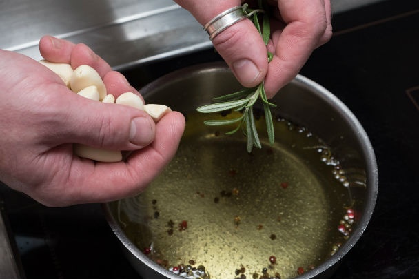 Nakladaný cesnak s bylinkami (fotorecept) - obrázok 1