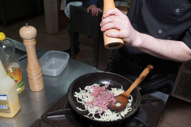 Bravčové ragú s cibuľkou na hrianke (fotorecept) - obrázok 2