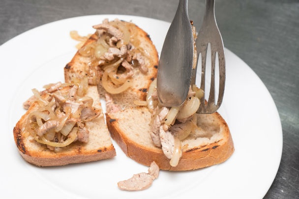 Bravčové ragú s cibuľkou na hrianke (fotorecept) - obrázok 3