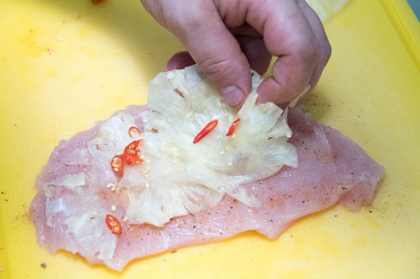Kuracie roládky s pikantnou ananásovou plnkou (fotorecept) - obrázok 2