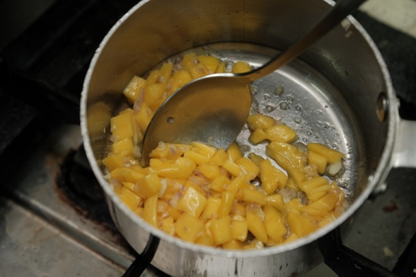 Pomarančovo-cesnakové prsičká s mangovým čatní (fotorecept) - obrázok 3