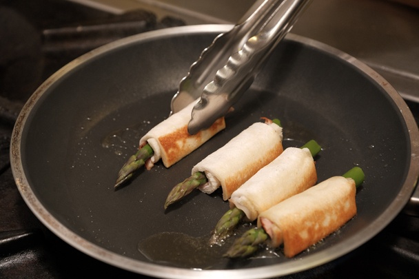 Špargľa v slaninke a toaste s chrumkavým vajíčkom (fotorecept) - obrázok 2