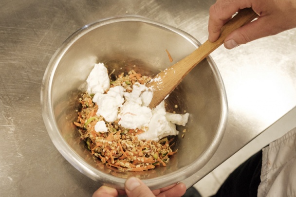 Mrkvovo-cuketové lievance s uhorkovými špagetami (fotorecept) - obrázok 2