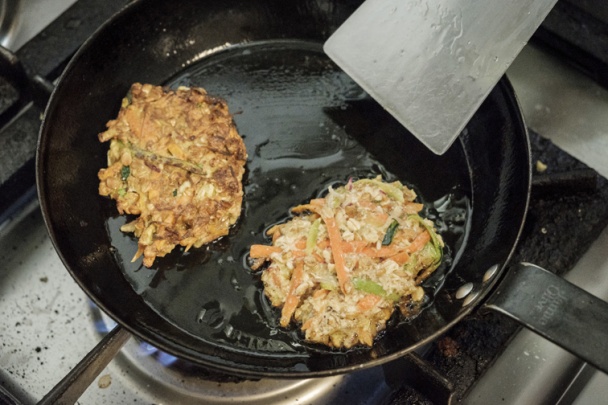 Mrkvovo-cuketové lievance s uhorkovými špagetami (fotorecept) - obrázok 3