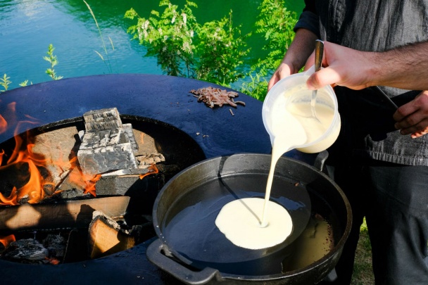 Bryndzovo-slaninková palacinka s plnenou paradajkou (fotorecept) - obrázok 1