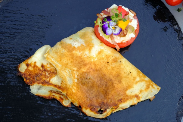 Bryndzovo-slaninková palacinka s plnenou paradajkou (fotorecept) - obrázok 3