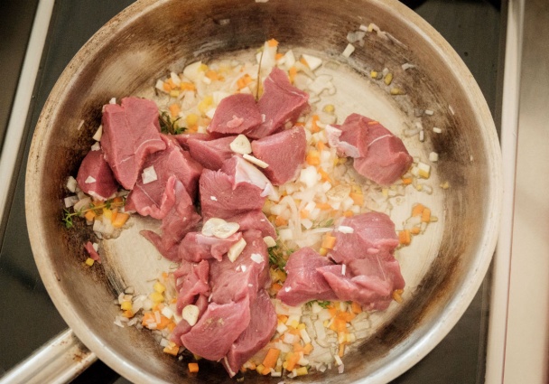 Srnčie ragú s lesným ovocím a feniklovým pyré (fotorecept) - obrázok 1