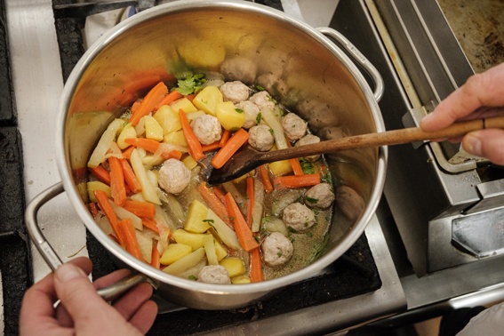 Kalerábový eintopf s mäsovými guľkami (fotorecept) - obrázok 4