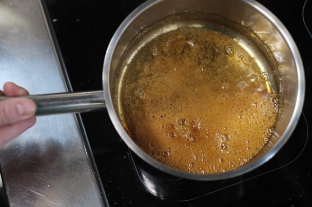 Crème caramel s jahodami a so sektom (fotorecept) - obrázok 1