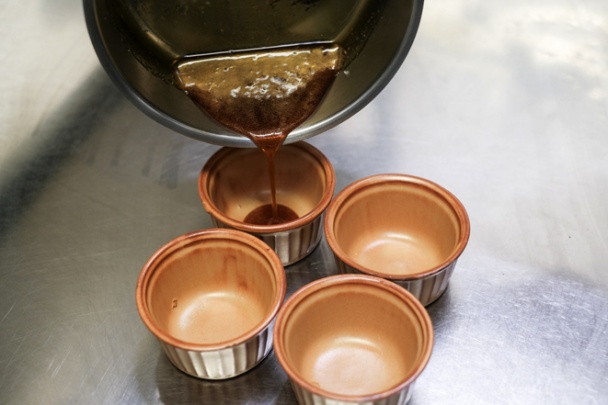 Crème caramel s jahodami a so sektom (fotorecept) - obrázok 2
