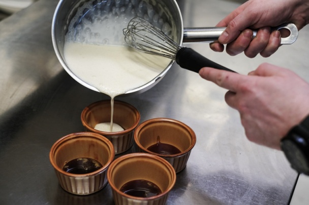 Crème caramel s jahodami a so sektom (fotorecept) - obrázok 3