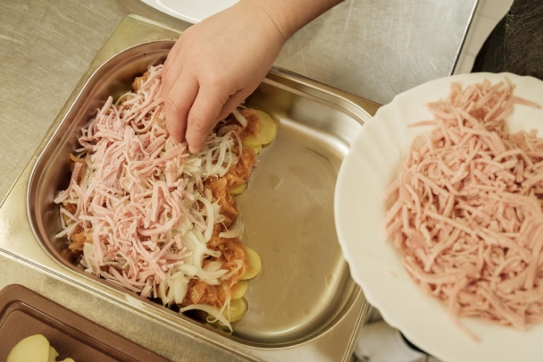Zapekané zemiaky s kapustou a so šunkou (fotorecept) - obrázok 2