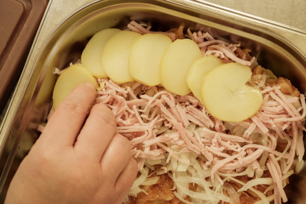 Zapekané zemiaky s kapustou a so šunkou (fotorecept) - obrázok 3