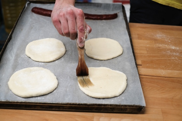 Pita placka s klobáskou a so syrom (fotorecept) - obrázok 2
