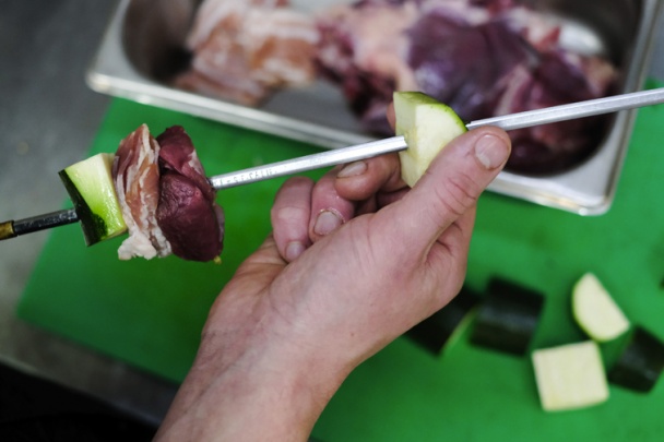 Morčacia ihla s pečenými zemiakmi a uhorkovým dipom (fotorecept) - obrázok 2