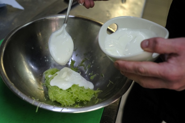 Morčacia ihla s pečenými zemiakmi a uhorkovým dipom (fotorecept) - obrázok 4