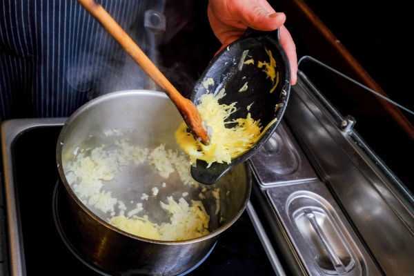 Krém z medvedieho cesnaku s ružovým prepeličím vajíčkom (fotorecept) - obrázok 1