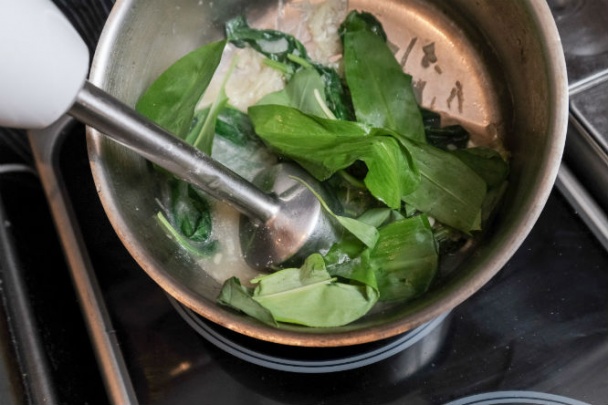 Krém z medvedieho cesnaku s ružovým prepeličím vajíčkom (fotorecept) - obrázok 2