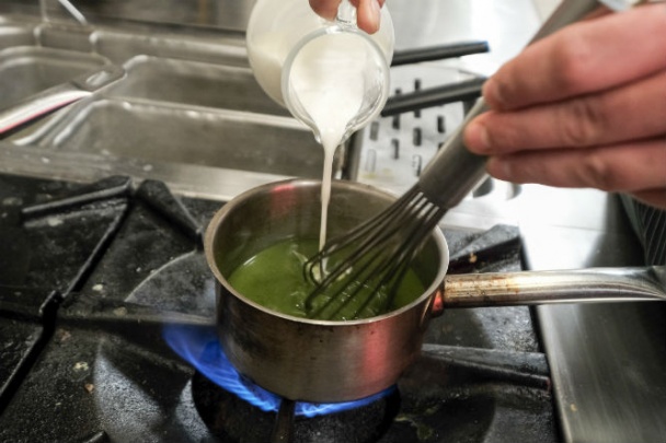 Krém z medvedieho cesnaku s ružovým prepeličím vajíčkom (fotorecept) - obrázok 3