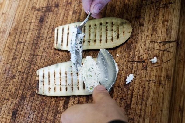 Baklažánové roládky s bryndzou na restovanej cukete (fotorecept) - obrázok 4