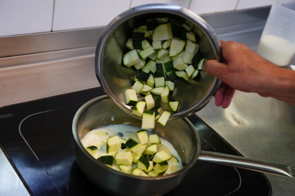 Cuketový krém s lieskovcami a kakaovou omáčkou (fotorecept) - obrázok 1