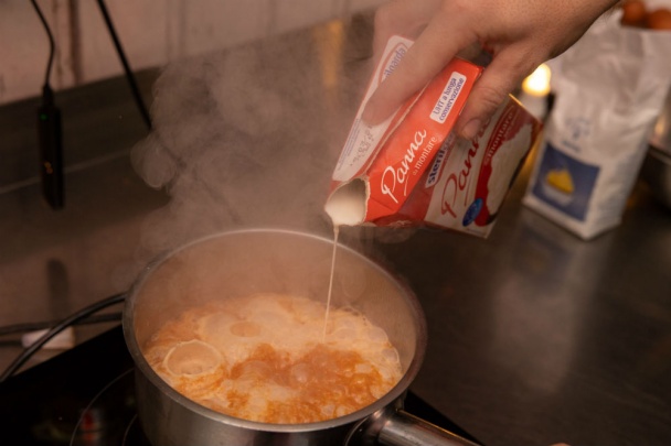 Croquembouche so žĺtkovým krémom a slaným karamelom (fotorecept) - obrázok 4