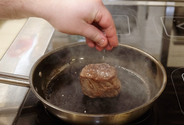 Hovädzí steak so zemiakmi v popole a s tymianovou omáčkou (fotorecept) - obrázok 2