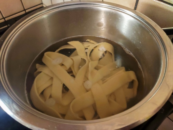 Domáce pappardelle s kozím syrom, cherry paradajkami a rukolou (fotorecept)  - obrázok 3