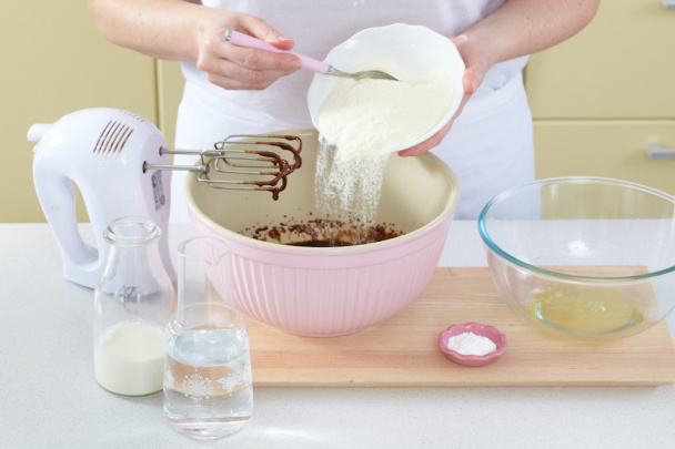 Svadobná torta s krémom z bielej čokolády a ovocím (fotorecept) - obrázok 1