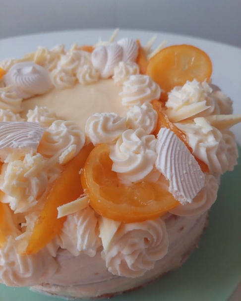 Torta s bielou čokoládou a lesným ovocím - obrázok 5