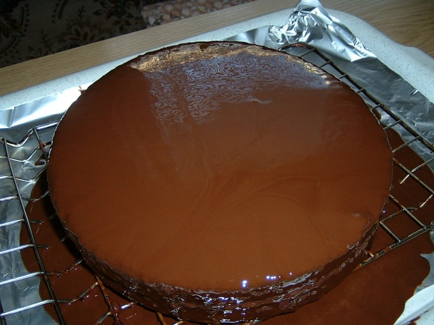 Takmer Sacher torta zdobená čokotransférom - obrázok 2
