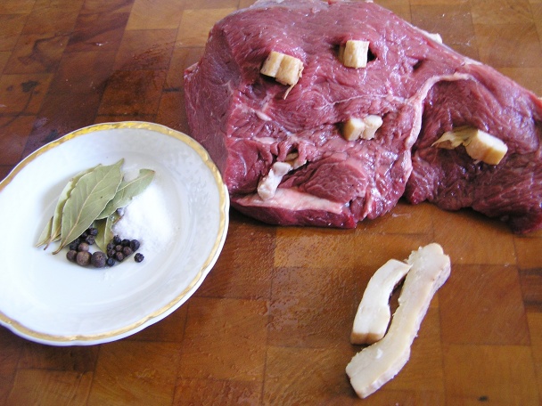 Hovädzie mäso s rajčinovou omáčkou a knedľou (fotorecept) - obrázok 1