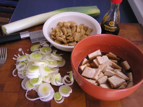 Tofu s pórom, šampiňónami a zázvorom (fotorecept) - obrázok 1