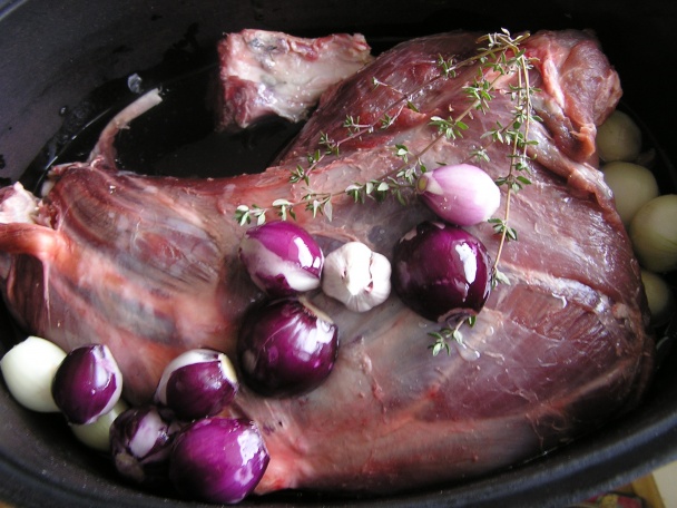 Pečená divina, glazované zemiaky a slivkové čatní (fotorecept) - obrázok 1