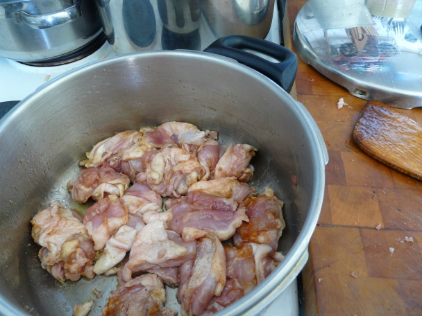 Kuracie nohy so smotanovým ragú a špenátovými cestovinami (fotorecept) - obrázok 5