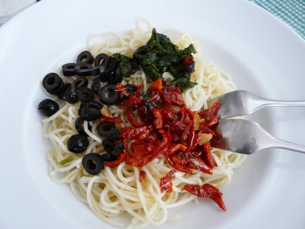 Špagety s cesnakovým krémom a rajčinami (fotorecept) - obrázok 7