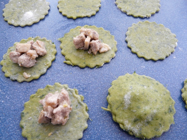 Špenátové ravioli s mäsovou plnkou a rajčinovou omáčkou (fotorecept) - obrázok 7