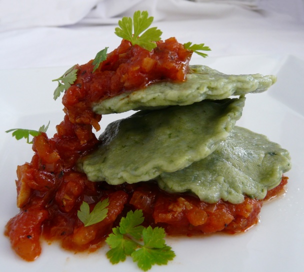 Špenátové ravioli s mäsovou plnkou a rajčinovou omáčkou (fotorecept) - obrázok 9