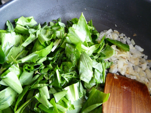 Zapekané cestoviny s medvedím cesnakom (fotorecept) - obrázok 3