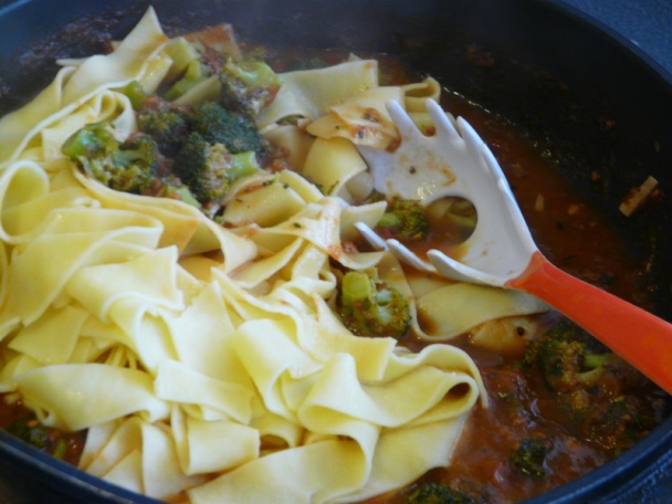 Pappardelle s paradajkovo-brokolicovou omáčkou a tuniakom(fotorecept) - obrázok 7