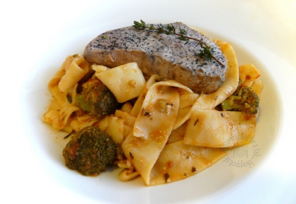 Pappardelle s paradajkovo-brokolicovou omáčkou a tuniakom(fotorecept) - obrázok 9