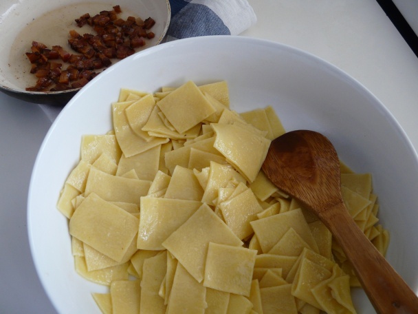 Cestoviny s tvarohom, smotanou a slaninkovými škvarkami (fotorecept) - obrázok 5